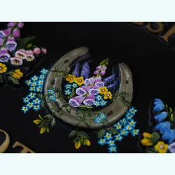 Horseshoe & Flowers Close Up - M90b-close